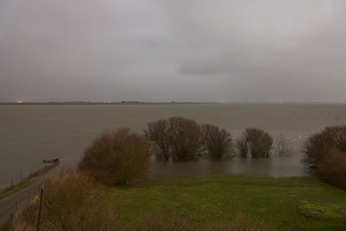 Blick aus dem Haus über das Wasser zum Deich