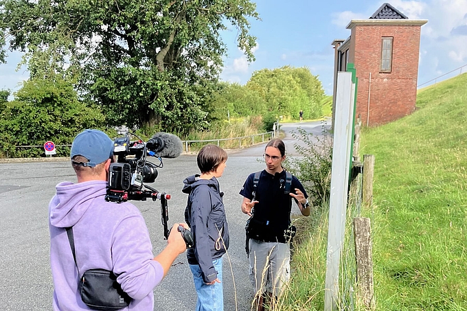 Leon und NDR-Team am Schaukasten