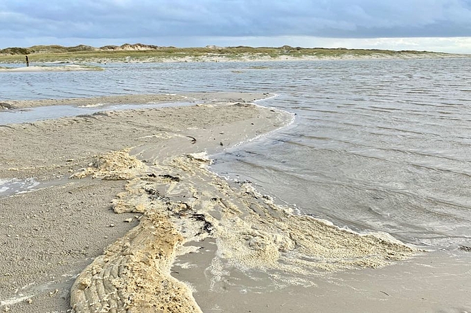 Wasser an den Dünen vor St. Peter-Ording