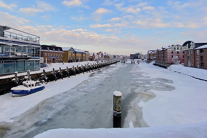 Der Husumer Hafen mit Eis und Schnee