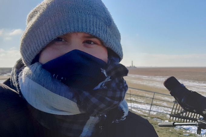 Vogelzähler dick eingepackt am Deich vor Westerhever