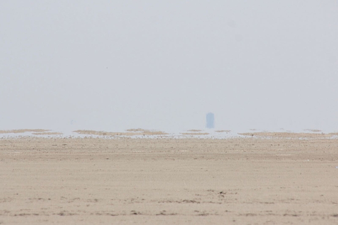 Flirrende Mittagshitze über einer Sandbank