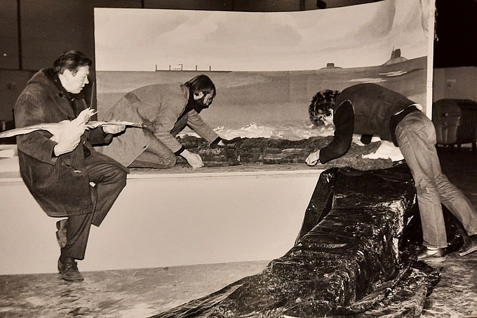 Drei Personen beim Ausstellungsbau in Messehalle