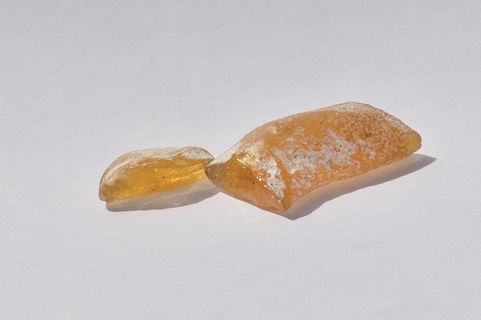 Zwei Bruchstücke eines Kopals
