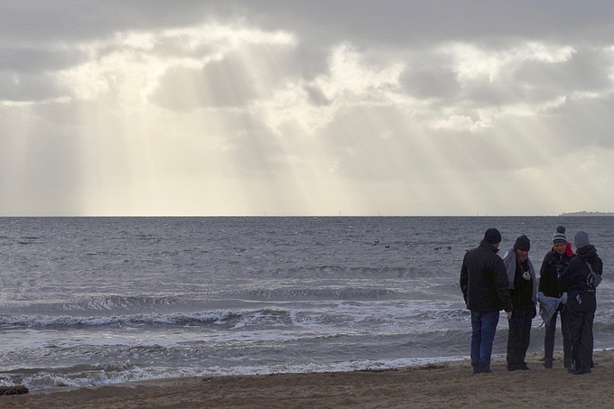 Freiwillige und Wanderer am Strand