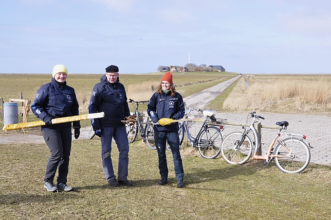 Team mit Fahrrädern und Zaunmaterial Team mit Fahrrädern und Zaunmaterial