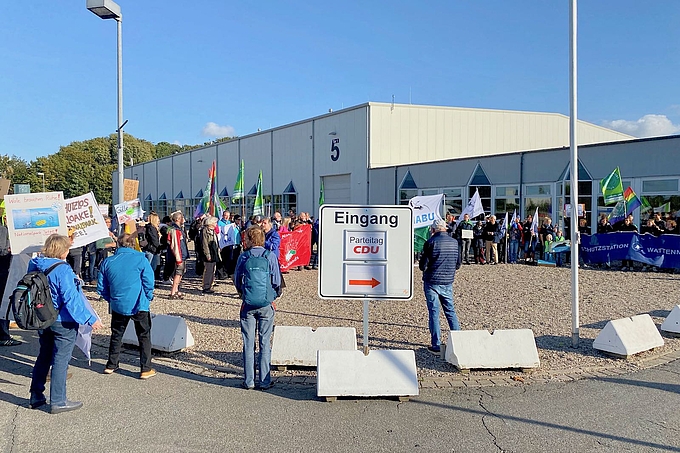 Aufstellung am Eingang zum Parteitag
