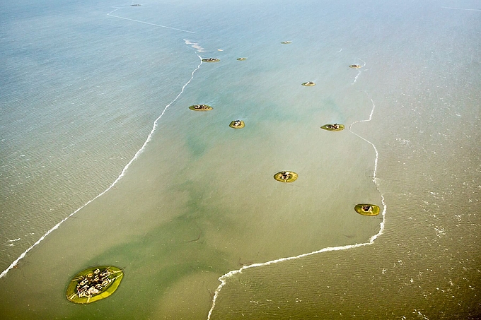 Luftbild einer Hallig bei Landunter