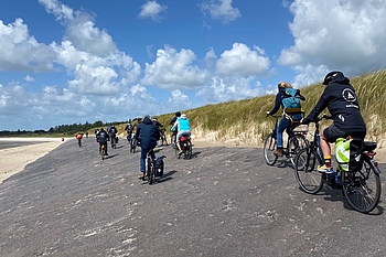 Fahrradgruppe kämpft gegen den Wind