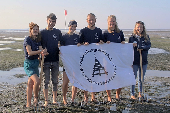 Team Föhr mit Flagge auf dem Watt