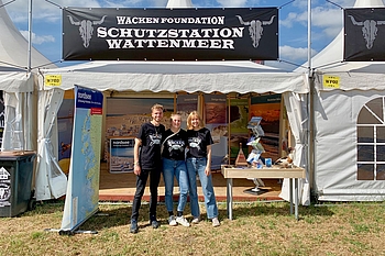 Freiwilligen-Team vor dem Infostand