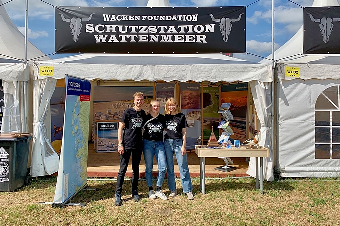 Freiwilligen-Team vor dem Infostand