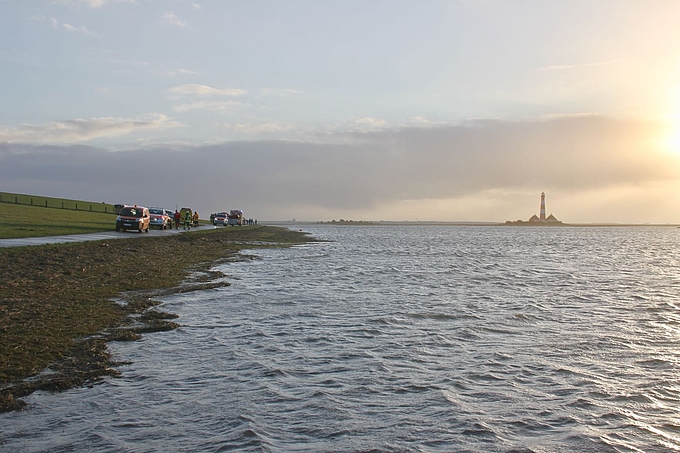 Rettungsfahrzeuge am Deich vor Westerhever