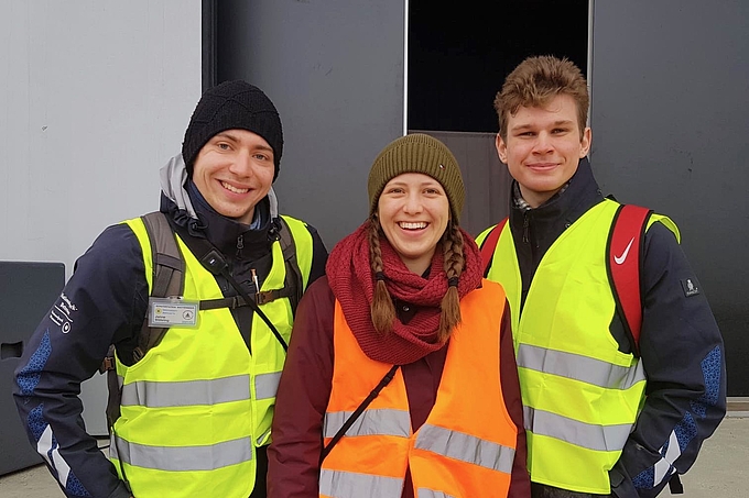 Drei Freiwillige in Warnwesten