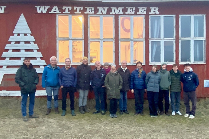 Gruppe vor der Bretterbude