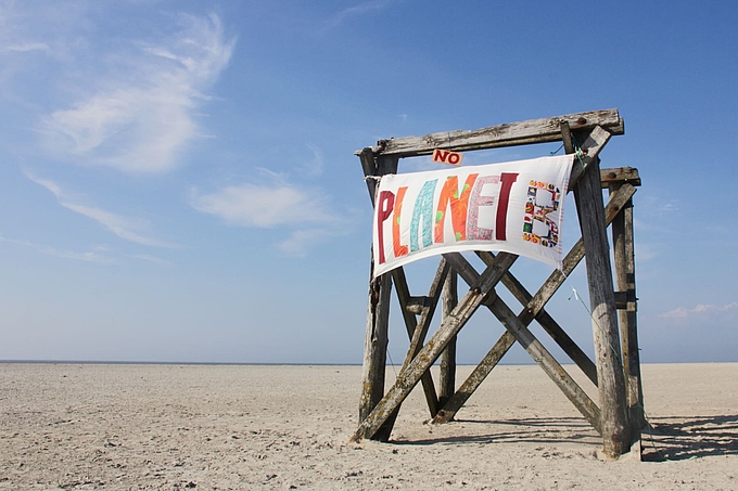No Planet B - Plakat am Strand