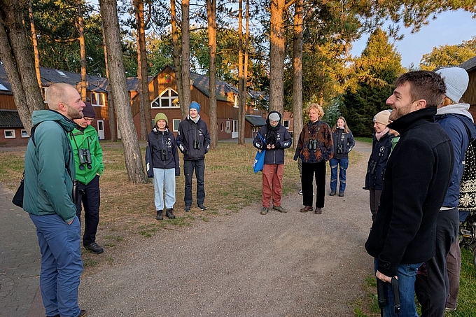 Gruppe mit Ferngläsern Gruppe mit Ferngläsern
