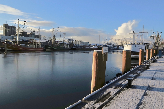 Büsumer Hafen mit dünnem Schnee