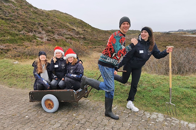 Freiwillige mit Winterpullover und Weihnachtsmütze