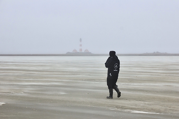 Freiwillige im Sandflug vor Westerhever