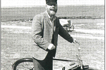 Uwe Dulz mit Fahrrad auf Hooge in den 1960er Jahren.