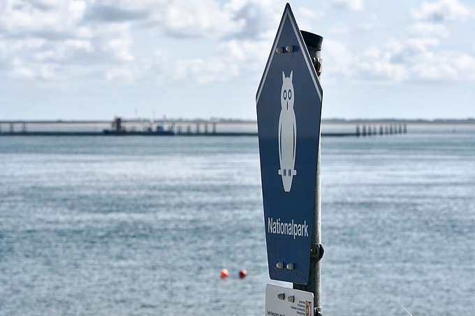 Nationalpark-Schild vor Saatmuschelanlage
