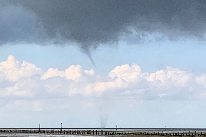 Kleine Wasserhose über dem Strand
