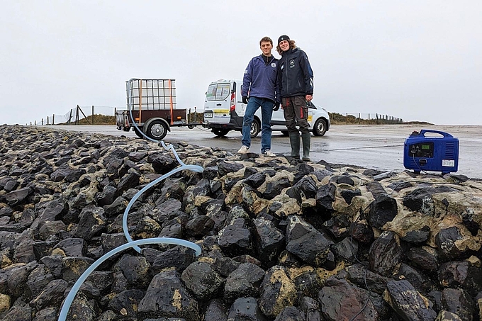 Freiwillige beim Wassertransport