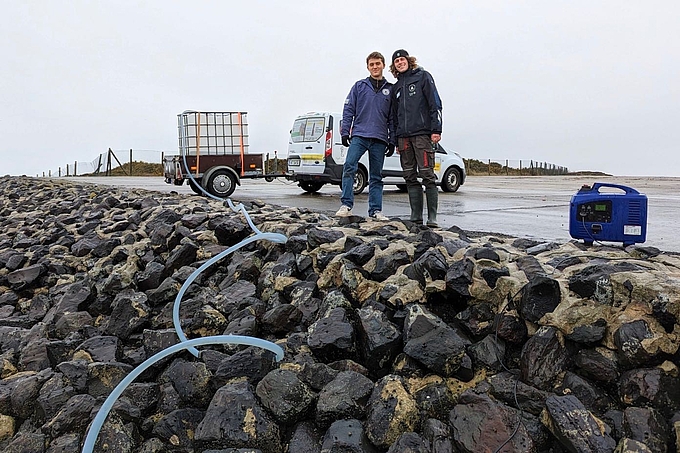 Freiwillige beim Wassertransport