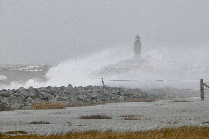 Stürmische Brandung am Leuchtturm Langeneß