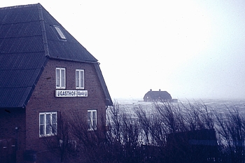 Haus auf Rixwarf steht mitten in den Wellen