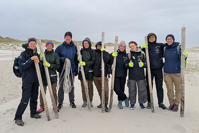 Gruppenbild mit Holzpfählen Gruppenbild mit Holzpfählen