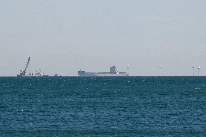 Ostsee voller Schiffe und Windrotoren