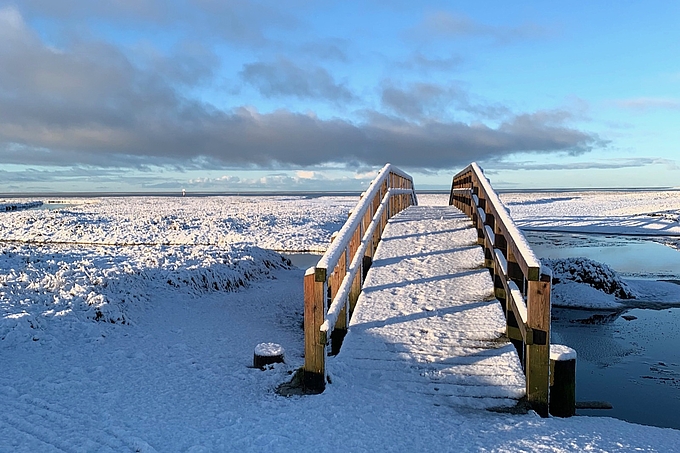 Verschneite Brücke vor St. Peter-Ording