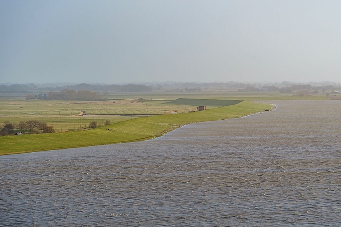 Das Hochwasser vor dem Deich steht deutlich höher als das Binnenland