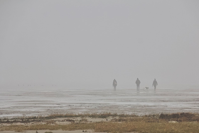 Wattwanderer im Nebel