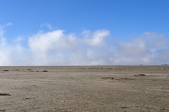 Flache Wolken über dem Horizont Flache Wolken über dem Horizont