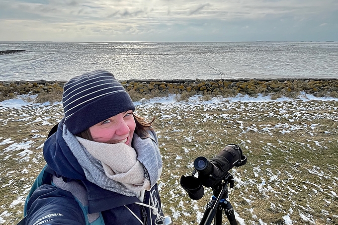 Freiwillige mit Schal und Fernrohr