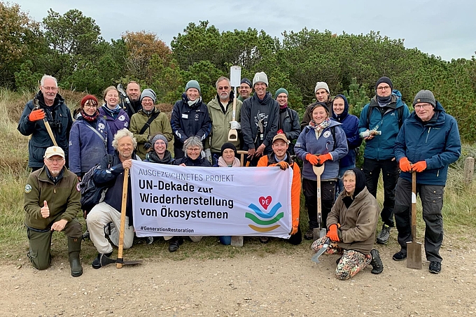 Gruppenbild mit Werkzeugen und Flagge Gruppenbild mit Werkzeugen und Flagge