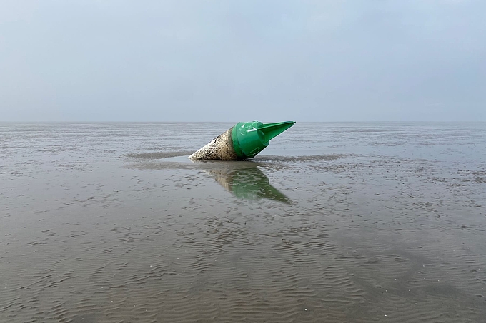 Fahrwassertonne auf dem Watt Fahrwassertonne auf dem Watt
