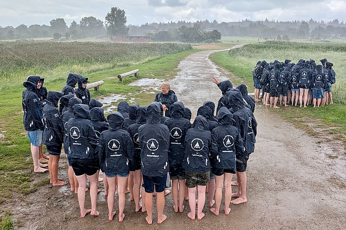 Gruppen wettern einen Schauer ab