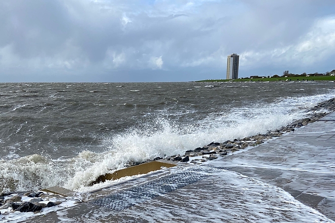 Gischt und Wellen an der Steinkante vor Büsum