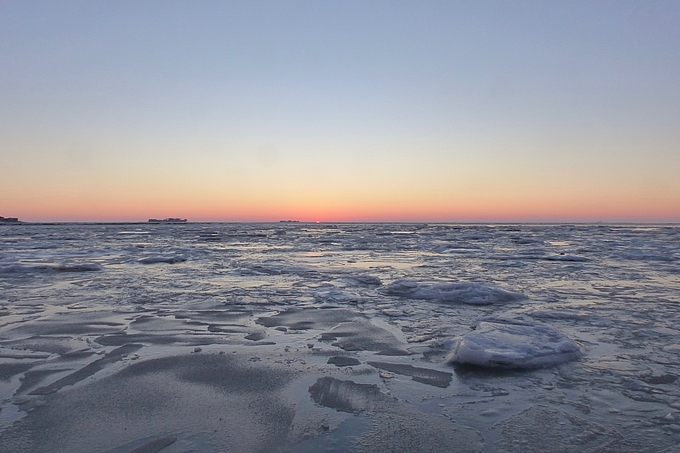 Sonnenaufgang über dem Packeis vor Hallig Hooge