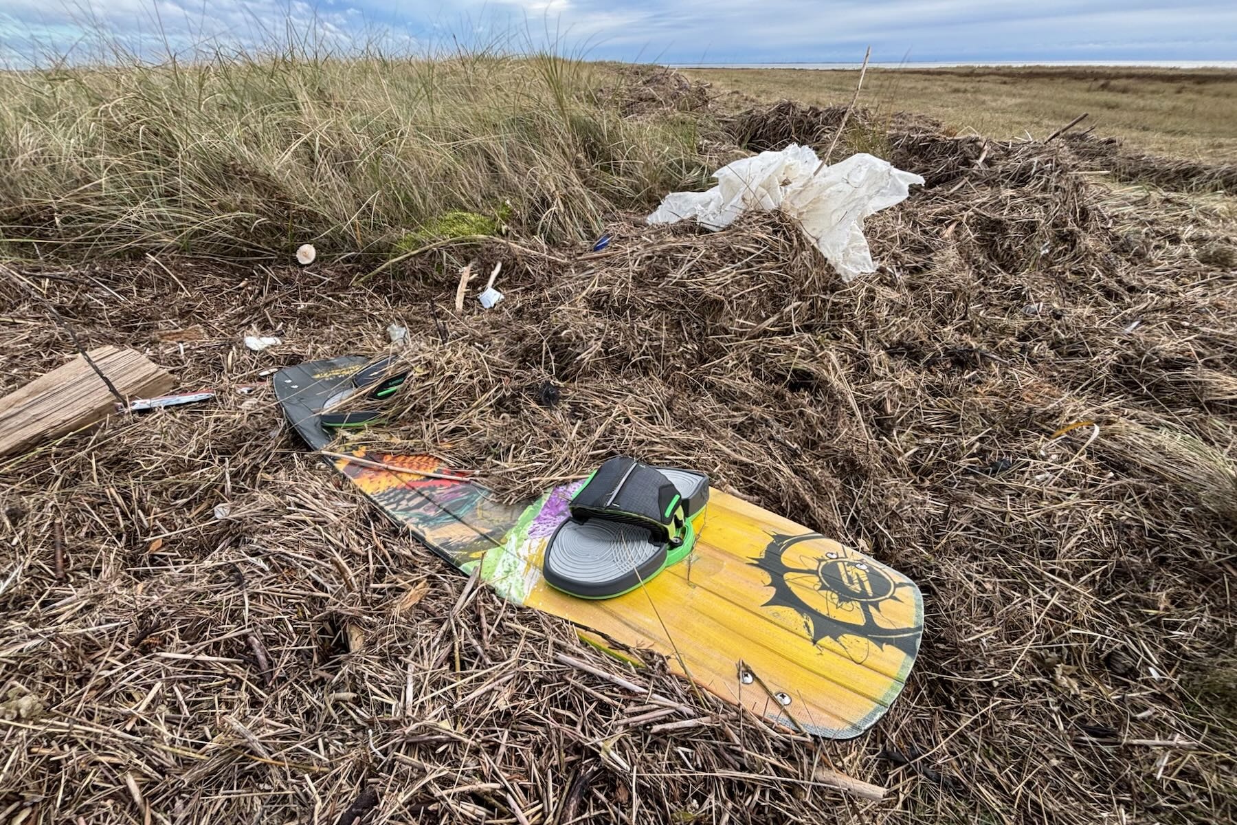 Kiteboard im Spülsaum