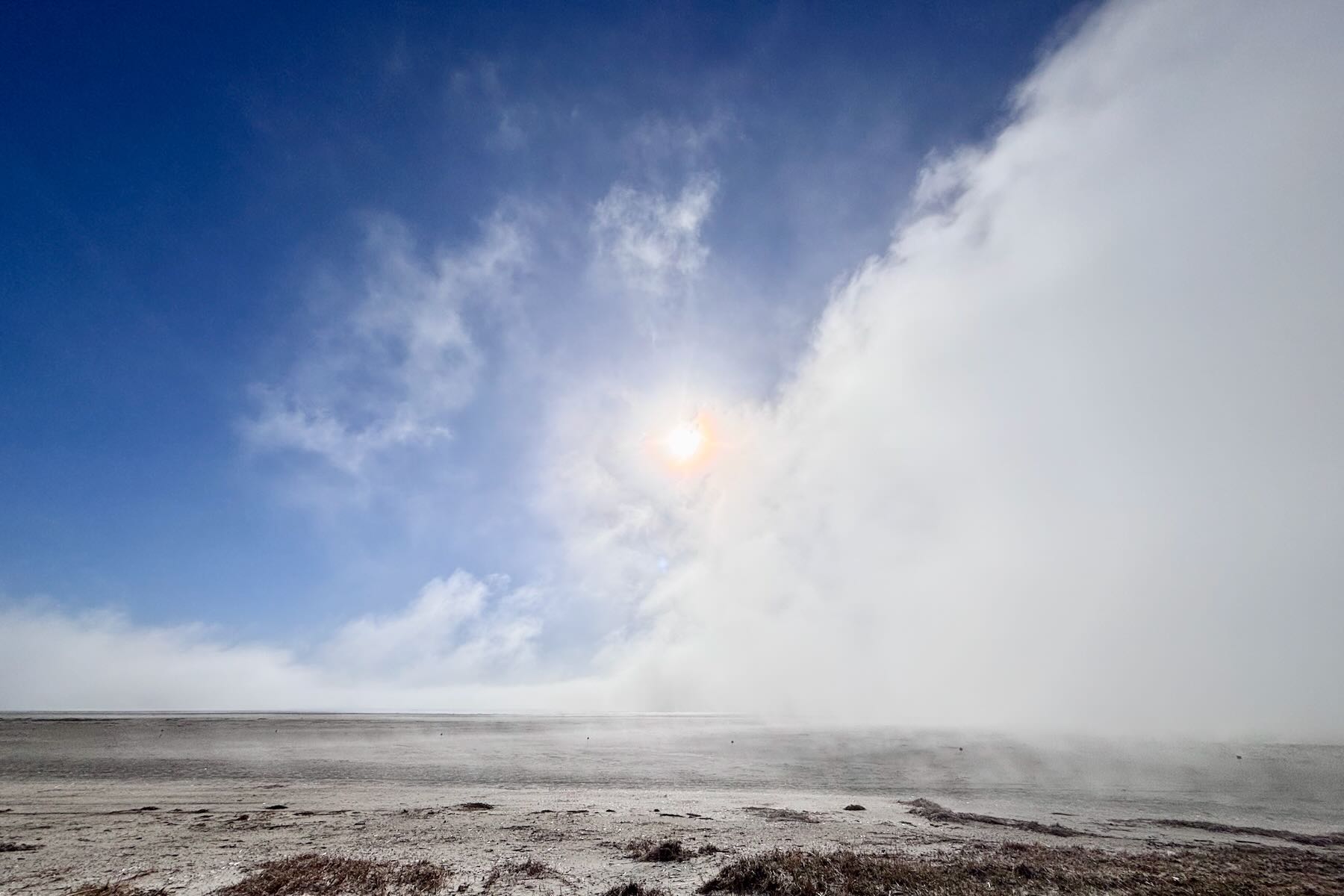 Nebelwand knapp vor der Sonne
