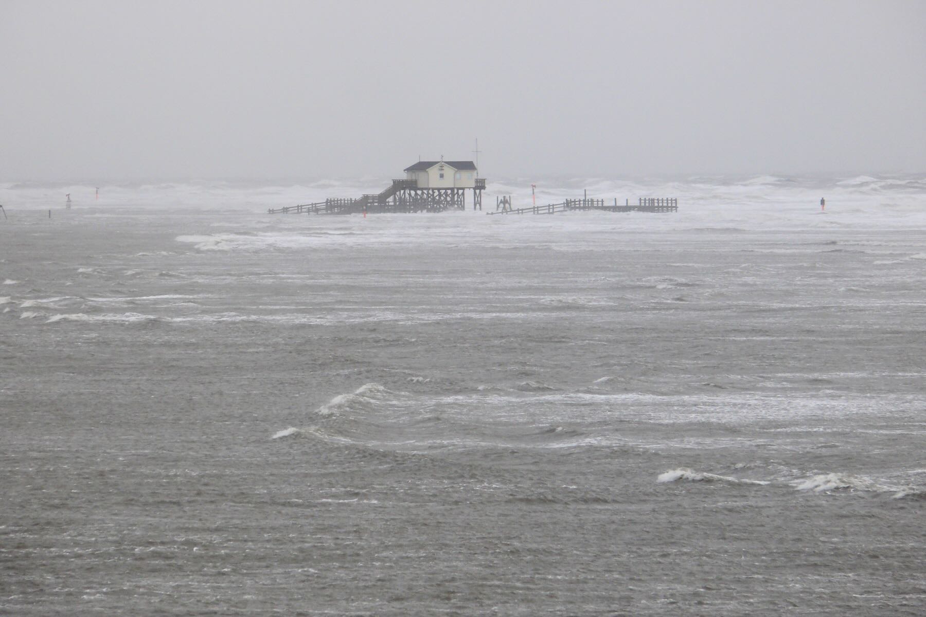 Pfahlbau in hohen Wellen