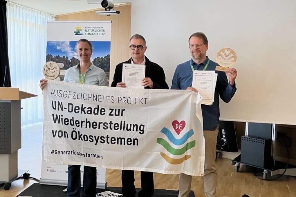 Gruppenbild mit Banner zu UN-Dekade
