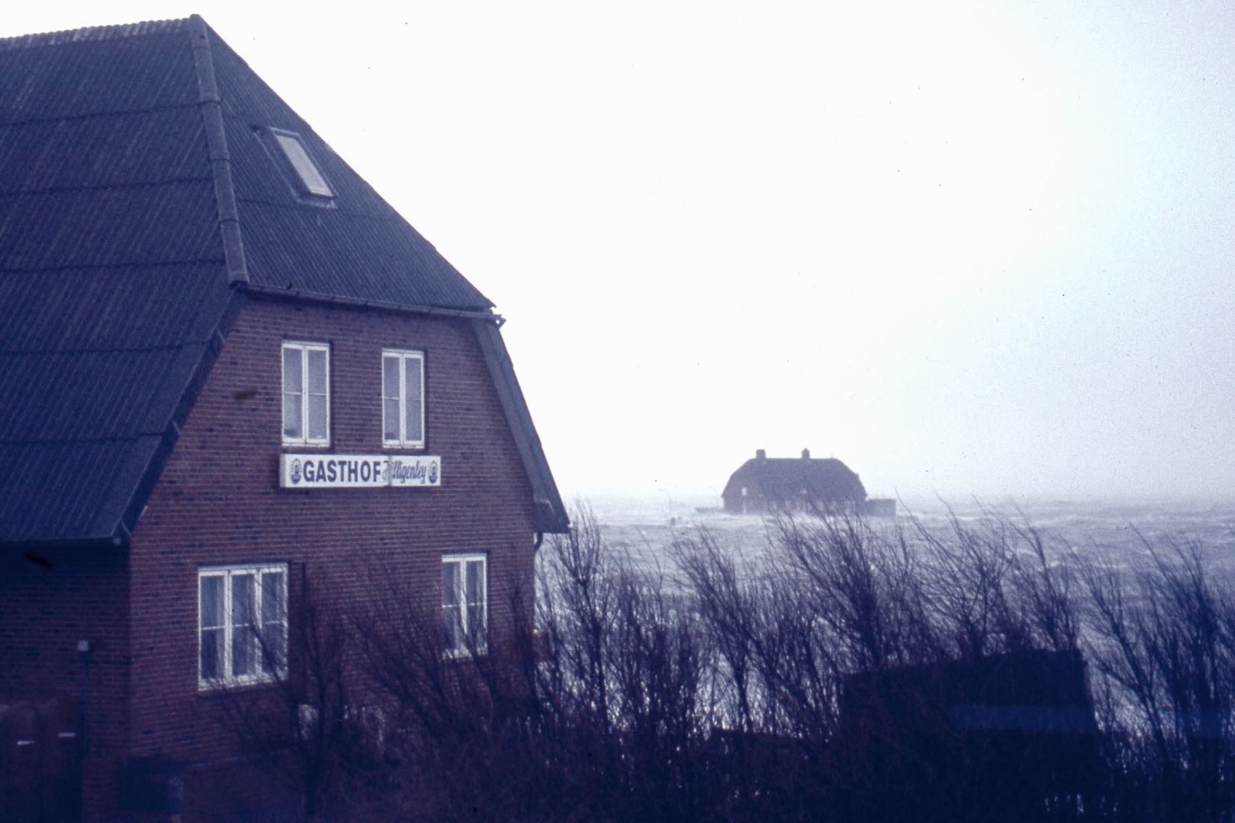 Haus auf Rixwarf steht mitten in den Wellen Haus auf Rixwarf steht mitten in den Wellen