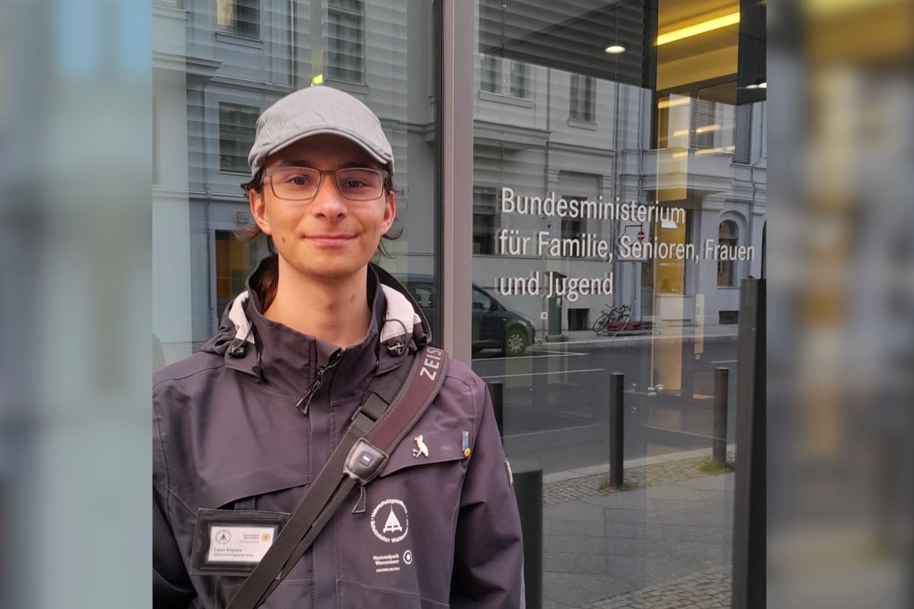 Porträt vor dem Eingang